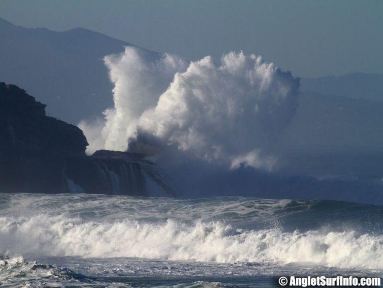 impact de la houle sur les rochers à Anglet